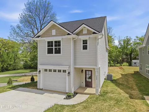749 Maple Grove St, Maryville, TN 37801