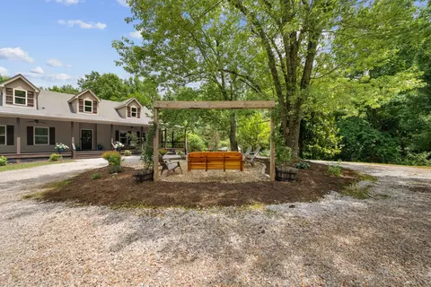 3352 R O Peach Rd, Columbia, TN 38401