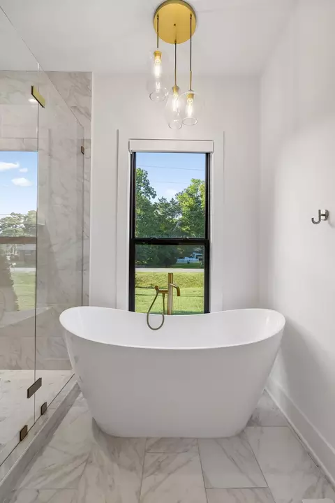 Bath - 225 Derby Ln, Franklin, TN 37069 photo 6 of 9