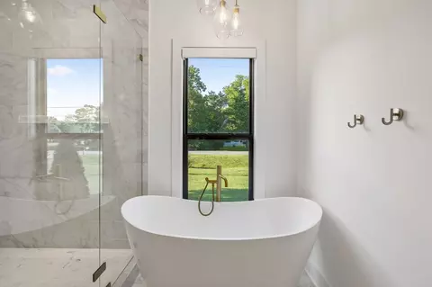 Bath - 225 Derby Ln, Franklin, TN 37069 photo 5 of 9