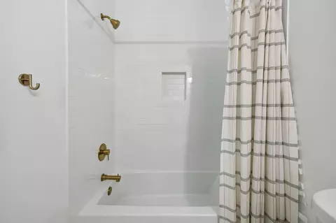 Bath - 225 Derby Ln, Franklin, TN 37069 photo 7 of 9