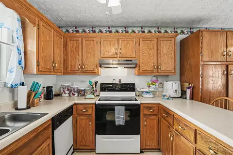 Kitchen - 105 Brookside Pt, Springfield, TN 37172 photo 2 of 3