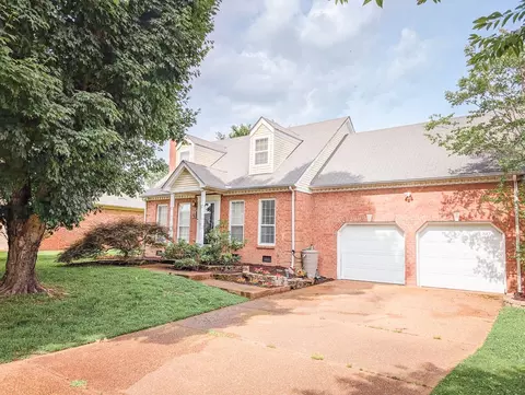 2858 Iroquois Dr, Thompsons Station, TN 37179