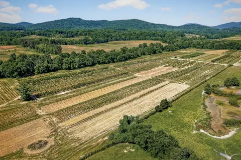 2 Hills Creek Rd, Mcminnville, TN 37110
