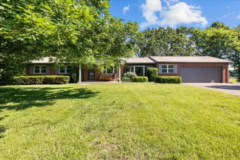 555 Lakeview Cir, Tennessee Ridge, TN 37178