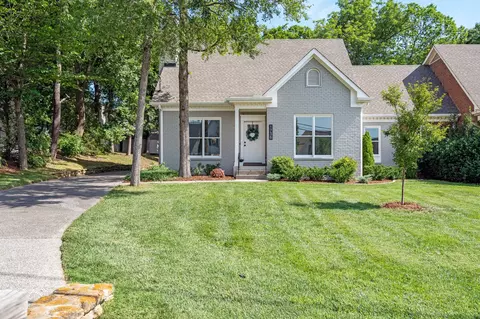 1736 Hillmont Dr, Nashville, TN 37215
