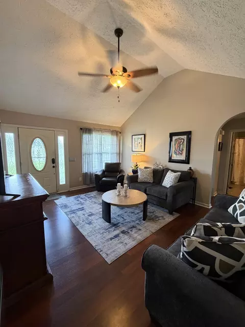 Living - 67 Eldon Dr, Manchester, TN 37355 photo 4 of 6