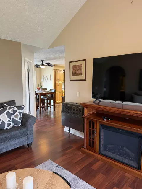 Living - 67 Eldon Dr, Manchester, TN 37355 photo 2 of 6