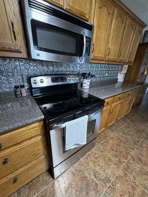 Kitchen - 67 Eldon Dr, Manchester, TN 37355 photo 4 of 10