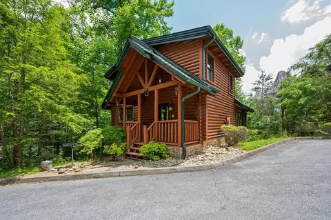 637 Gatlinburg Falls Way, Gatlinburg, TN 37738