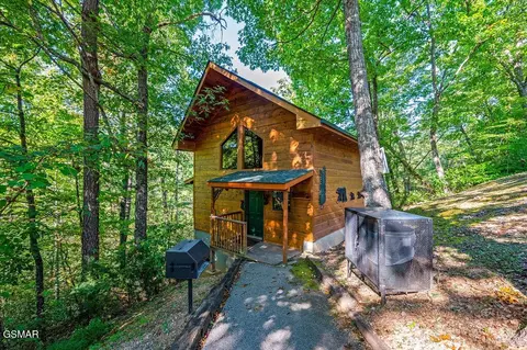 852 Maple Hill Way, Gatlinburg, TN 37738
