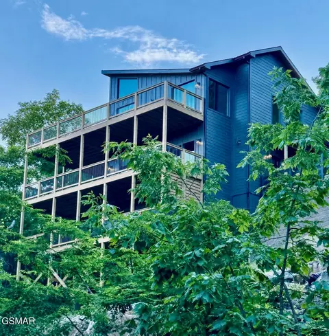 1009 Elm Rd, Gatlinburg, TN 37738