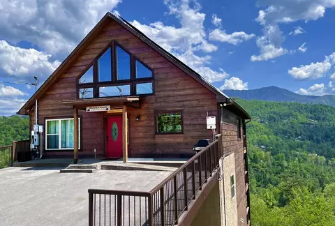 216 W Pinnacle Dr, Gatlinburg, TN 37738