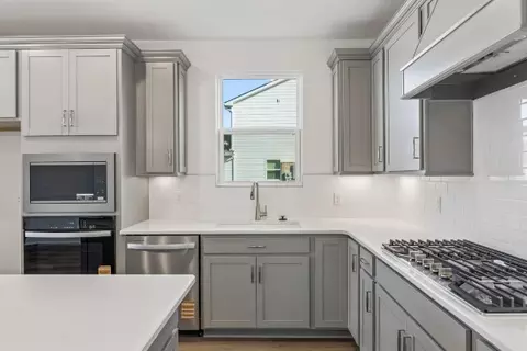 Kitchen - 424 Sharp Way, Murfreesboro, TN 37128 photo 2 of 4