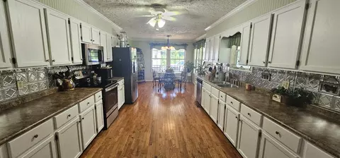 Kitchen - 219 Thomas Farms Ln, Morrison, TN 37357 photo 2 of 7