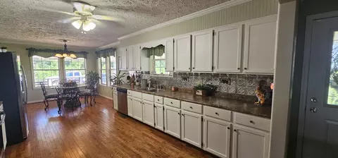 Kitchen - 219 Thomas Farms Ln, Morrison, TN 37357 photo 4 of 7