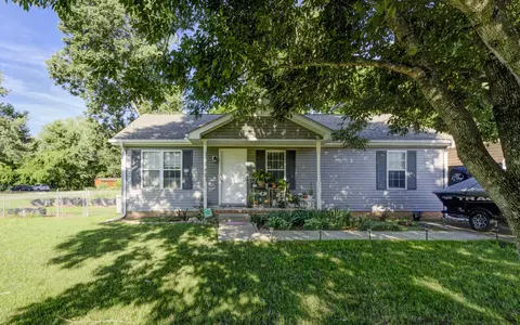 319 Lafayette Point Cir, Clarksville, TN 37042