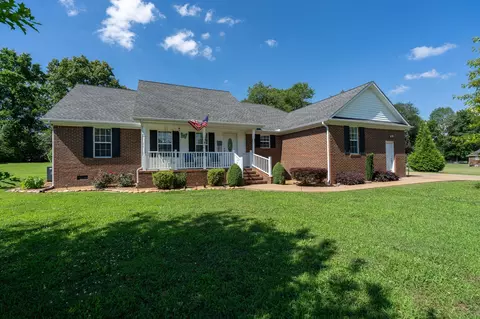 153 Center Point Dr, Summertown, TN 38483
