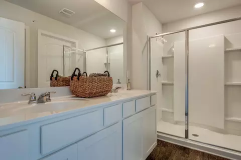 Bath - 4915 Sandringham Ln, Murfreesboro, TN 37129 photo 3 of 4