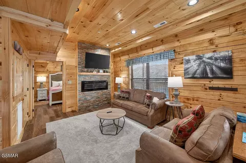 Living - 826 String Run Way, Pigeon Forge, TN 37863 photo 2 of 7