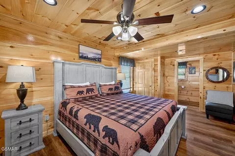 Bedroom - 826 String Run Way, Pigeon Forge, TN 37863 photo 9 of 14