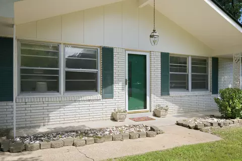 Exterior - 304 Cedarview Dr, Dickson, TN 37055 photo 3 of 5