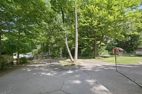 Exterior - 304 Cedarview Dr, Dickson, TN 37055 photo 4 of 5