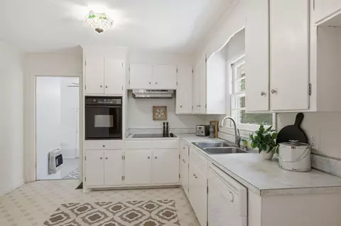 Kitchen - 304 Cedarview Dr, Dickson, TN 37055 photo 2 of 2