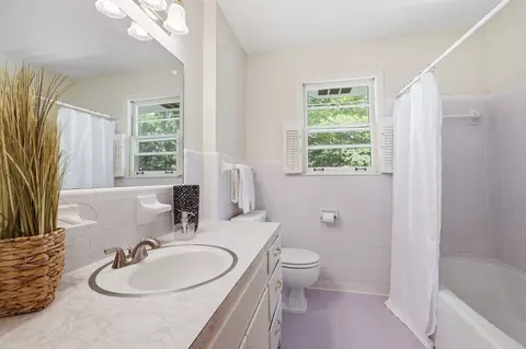 Bath - 304 Cedarview Dr, Dickson, TN 37055 photo 2 of 4