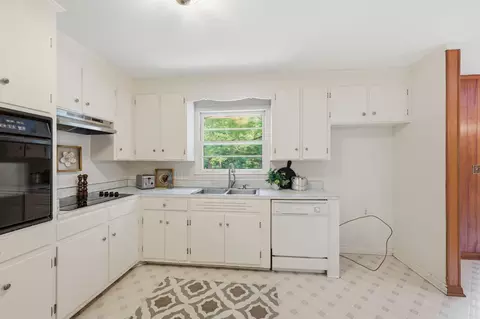 Kitchen - 304 Cedarview Dr, Dickson, TN 37055 photo 1 of 2