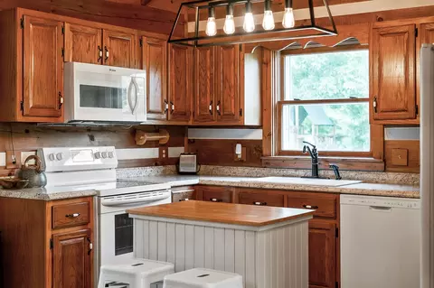 Kitchen - 11720 Fox Hill Rd, Baxter, TN 38544 photo 2 of 3