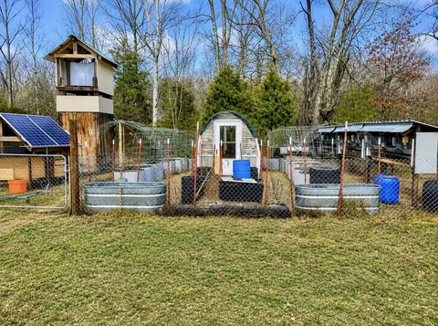2071 Deer Creek Rd, Linden, TN 37096