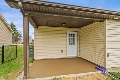 Exterior - 914 16th Ave E, Springfield, TN 37172 photo 5 of 9