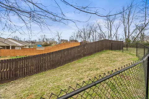 Exterior - 914 16th Ave E, Springfield, TN 37172 photo 9 of 9