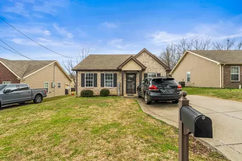 Exterior - 914 16th Ave E, Springfield, TN 37172 photo 3 of 9