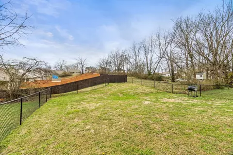 Exterior - 914 16th Ave E, Springfield, TN 37172 photo 8 of 9