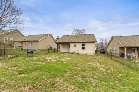 Exterior - 914 16th Ave E, Springfield, TN 37172 photo 7 of 9