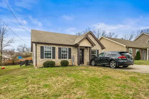Exterior - 914 16th Ave E, Springfield, TN 37172 photo 4 of 9