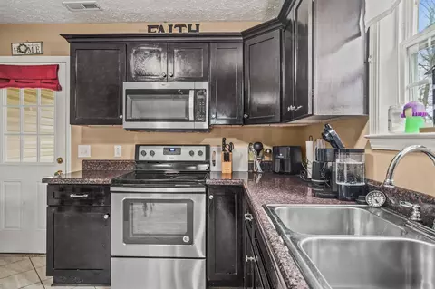 Kitchen - 914 16th Ave E, Springfield, TN 37172 photo 3 of 5