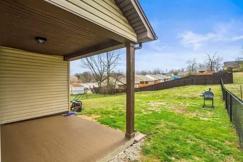 Exterior - 914 16th Ave E, Springfield, TN 37172 photo 6 of 9