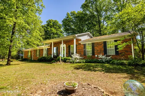 825 Greenwich Dr, Maryville, TN 37803