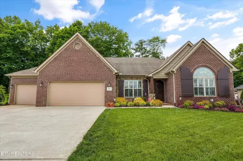 851 Granada Dr, Lenoir City, TN 37772