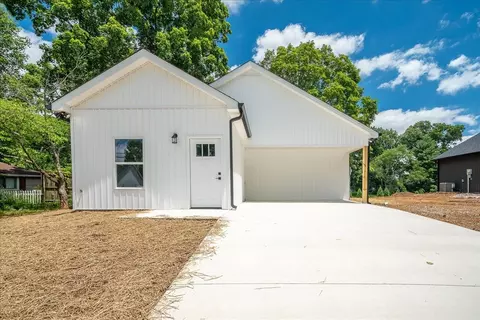 318 1st Ave, Lawrenceburg, TN 38464