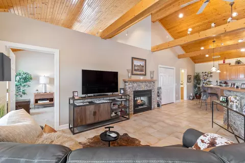 Living - 3100 Floyd Rd, Eagleville, TN 37060 photo 2 of 3