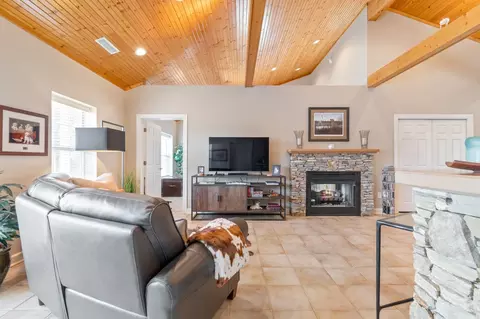 Living - 3100 Floyd Rd, Eagleville, TN 37060 photo 3 of 3