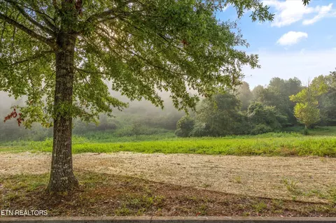 140 E Pineberry Rd, Oak Ridge, TN 37830