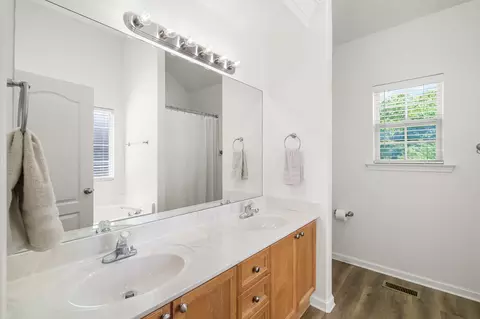 Bath - 1504 Callender Rd, Spring Hill, TN 37174 photo 1 of 2