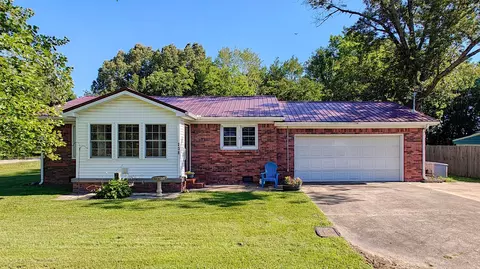 236 W Chestnut St, Puryear, TN 38251