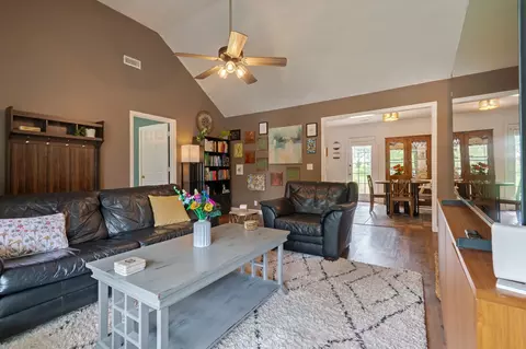 Living - 3706 Maple Ln, Murfreesboro, TN 37129 photo 2 of 2