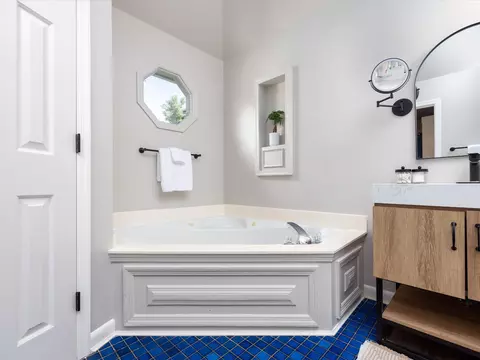 Bath - 620 Independence Dr E, Franklin, TN 37067 photo 1 of 7